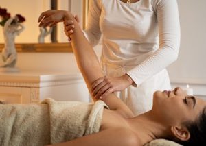 Massage relaxant du dos, des bras et des mains, pour revitaliser votre corps par des techniques spécifiques. Chaque toucher libère tension et fatigue, révélant une légèreté et une vitalité renouvelées.